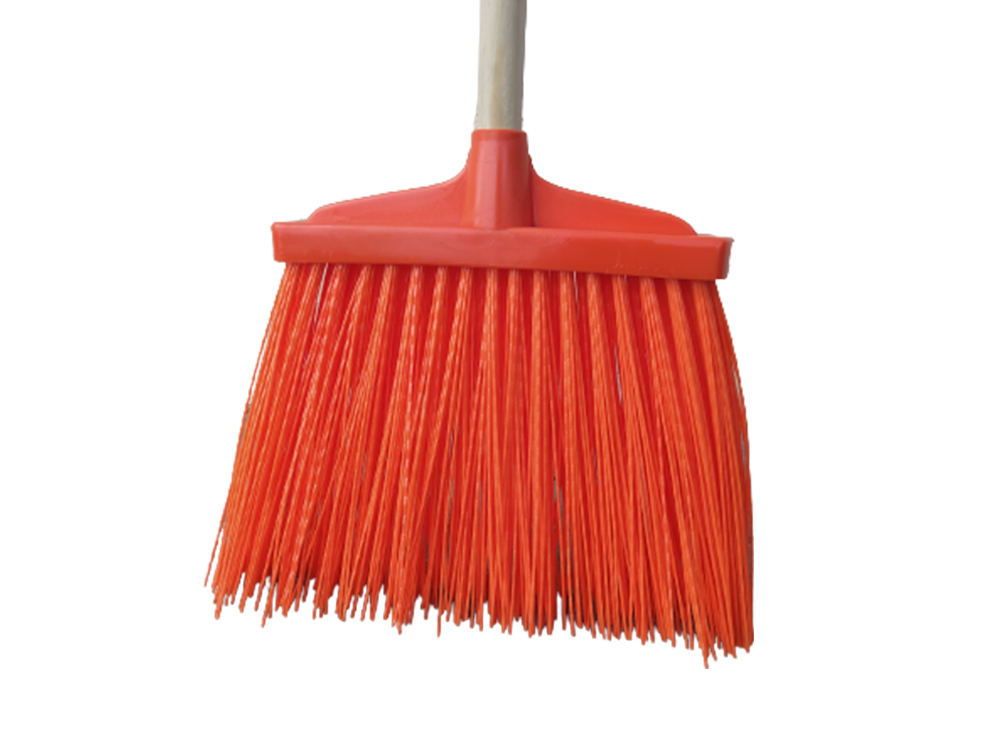 Escoba naranja con mango de madera 120cm